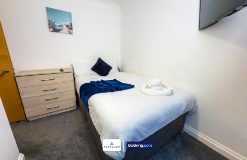 Hanham House | The Purple 5 Bedroom House By AltoLuxoExperience Short Lets & Serviced Accommodation With Free Parking