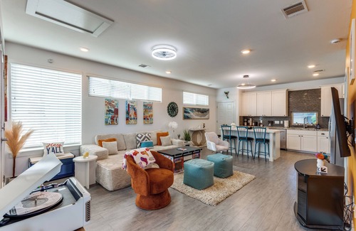 Govalle House | The Q - A modern Austin House w/7 Beds, 3 baths Hot Tub, Golf Sim + DT