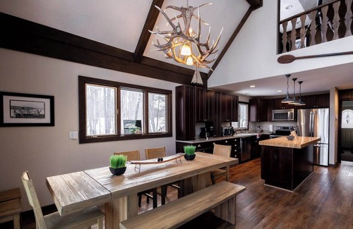 Michaywe House | The Quack Shack - Spacious 5BR | 9 Beds | Sleeps 14 | Retreat | Game Room, Pool & Hot Tub Access