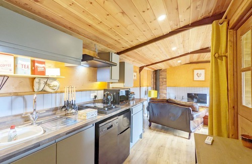 Billingshurst Cabin | The Quail Cabin - sleeps 2 guests in 1 bedroom