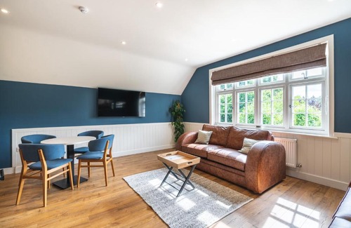 Leatherhead Apartment | The Queen Stage