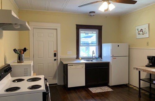 Downtown Niagara Falls House | The Red Brick Inn - 10 Minute Walk to the Falls
