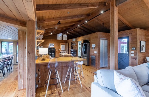 Highlands House | The Red House: Panoramic Views and Walk to Town
