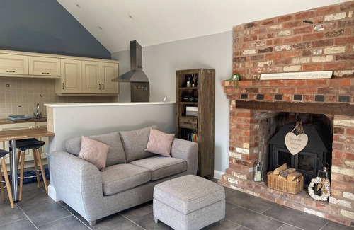 Woodborough House | The Red Lodge Annexe nOne bedroom rental with private hot tub.