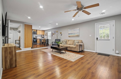 Tulsa House | The Redbud Retreat - 1920's Renovated Home!