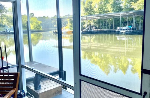 Bainbridge Boat Rental | The Reel Time on the Flint River houseboat.