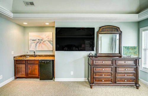 Livingston House | The REGAL~ Gorgeous! Beach,boathouse, hot tub, gameroom,great location and more!