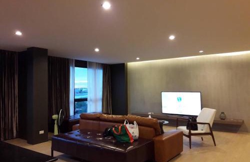 Krathum Baen House | The Residence Thepkanjana