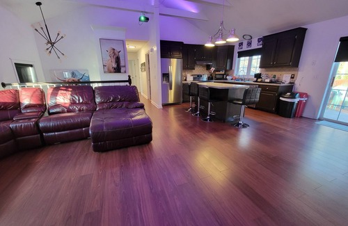 Westside Norwich House | The Retreat - 6 beds/3baths- Indoor Hot Tub, Theatre, Pool Tble, Mins to Casinos