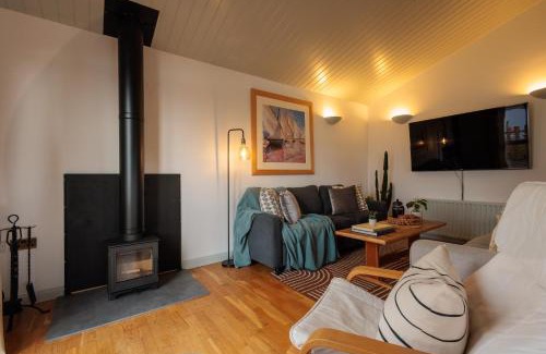 Christchurch House | The Retreat, Waterfront & Log Burner