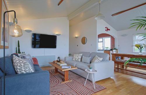 Christchurch House | The Retreat, Waterfront & Log Burner