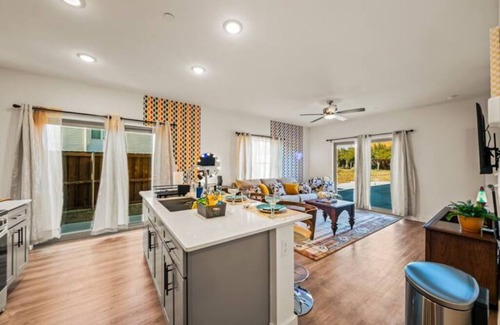 Cityplace Apartment | The Retro Room - 1BR - 2 Beds - 7 min DT & D Ellum