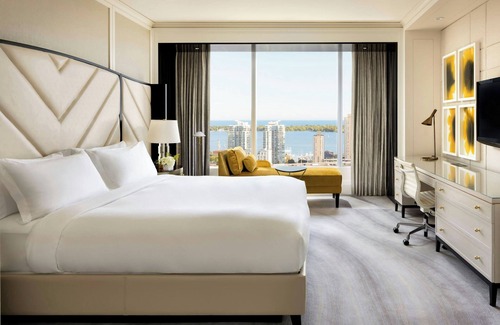 Toronto Entertainment District Hotel | The Ritz-Carlton, Toronto