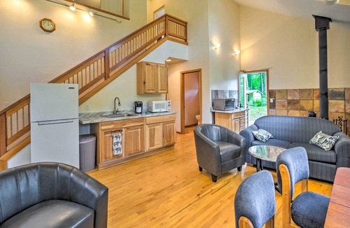 Leaburg House | The River House' w/Deck, on McKenzie River!
