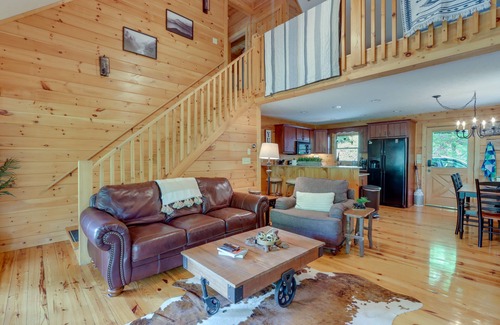 Ellijay Cabin | 'The River Rest' Ellijay Cabin w/Hot Tub!