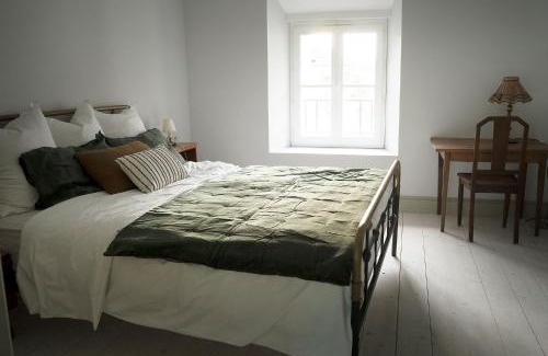 Gye-sur-Seine House | The Riverhouse, magical house with garden by the river Seine