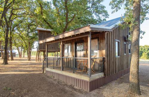Elm Mott Ski Chalet | The Roadrunner Cabin 15MIN to Magnolia Baylor