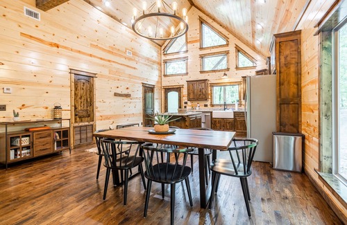 Broken Bow Cabin | The Roosevelt- Perfect for all! Hot Tub, Free WiFi, FREE Firewood!
