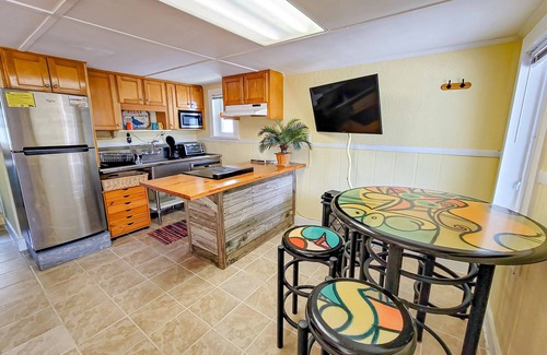 Surf City House | The Roost - Cozy Beach Bungalow near Nightlife!