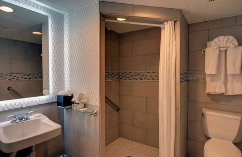 Roslyn Hotel | The Roslyn, Tapestry Collection by Hilton