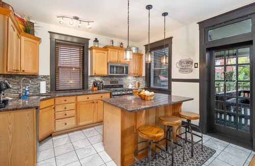 Shaw House | The RUSTIC CITY INN: Centrally located to everything, in beautiful Tower Grove