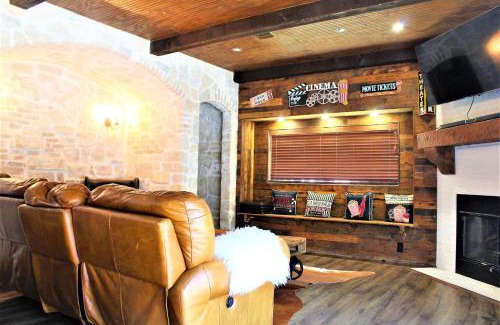 Cross Mountain House | The Rustic Inn - Family friendly, Close to Fiesta Texas, SeaWorld, Riverwalk and more