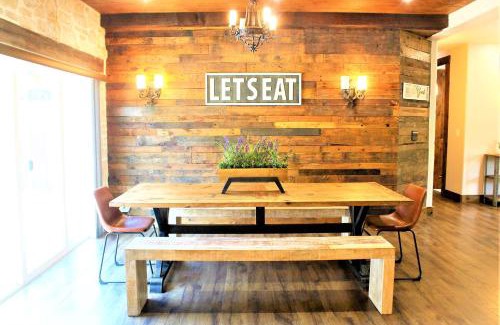 Cross Mountain House | The Rustic Inn - Family friendly, Close to Fiesta Texas, SeaWorld, Riverwalk and more