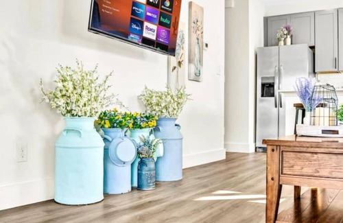 Cityplace Apartment | The Rustic Roost King Bed Minutes to DT