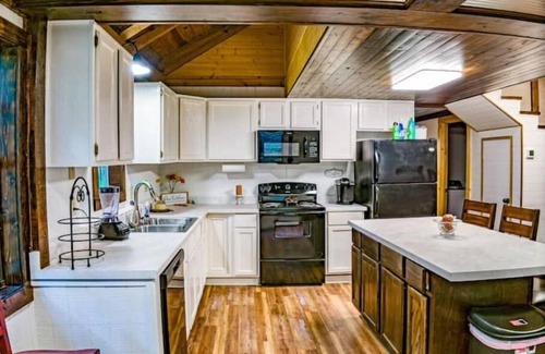 Oakland Cabin | The Sac Au Lait Chalet