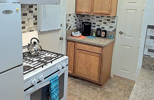 Belmont Shore Apartment | The Sanddollar:Beach~2nd St~Washer/Dryer~Pets OK