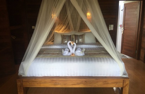 Mushroom Bay Bed & Breakfast | The Seaman Garden Huts
