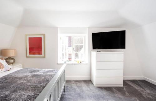 Blandford Saint Mary House | The Secret, Stylish & Spacious En Suite in Blandford Forum, Dorset