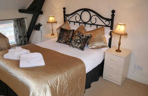 Saintbury Other | The Shakespeare Lodge - Sleeps up to 12 - Large HOT TUB