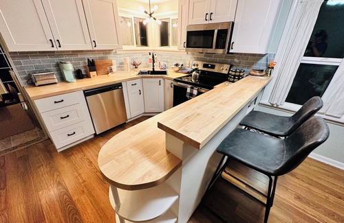 Silverton Cottage | The Shamrock Creekside Cottage- ONE BLOCK FROM DOWNTOWN & on the CREEK!