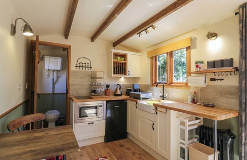 Kessingland Cottage | THE SHEPHERD'S HUT, pet friendly, with a garden in Kessingland