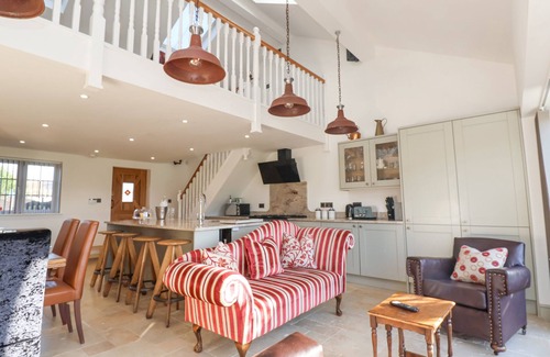 Hapsford Cottage | THE SHIPPON, family friendly, with hot tub in Helsby