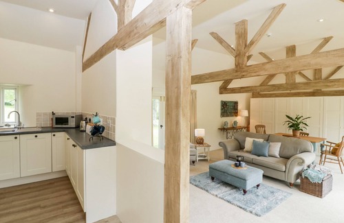 Honiton Cottage | THE SHIPPON, romantic, with hot tub in Honiton