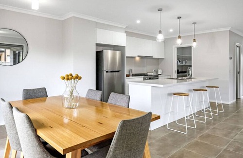 Curlewis House | The Shore- Modern family getaway, aircon, beaches
