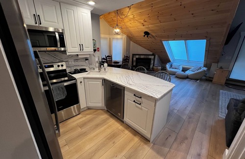 West Dover Condo | The Shred Chalet, Walk to Lifts and Ski-in!