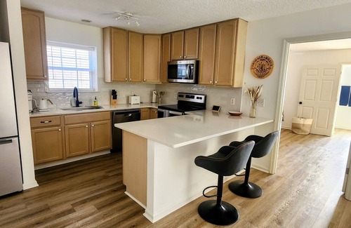 Saint Simons Island Apartment | The Sidney Suite - Central Island light, bright 1 BD with Cal King
