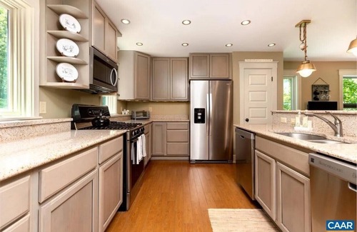 Nellysford House | The Snow House Pet Friendly Creek PacMan