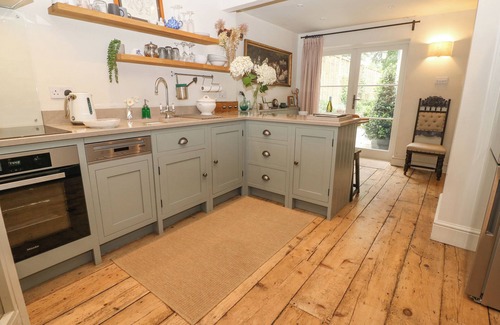 Minchinhampton Cottage | THE SNUG NO 35 WEST END, pet friendly in Minchinhampton