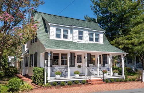 St. Michaels Apartment | The Snuggery Inn & Suites Captain`s Quarters