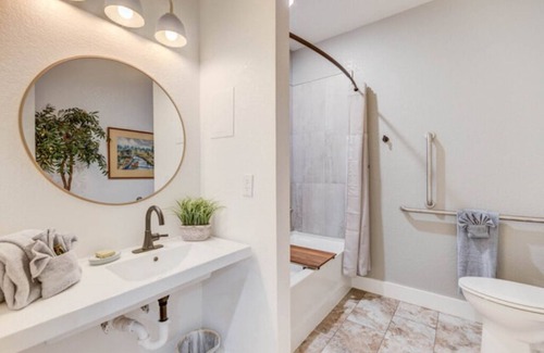 Historic Downtown Manteo Apartment | The Sound Side Handicap accessible