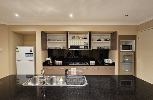 Lynbrook House | The Spacious House in Melbourne