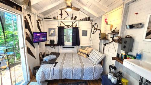 Brantingham Ski Chalet | The Stabbin Cabin on Grant Island, Brantingham Lake - HotTub, Boat, Pet Friendly
