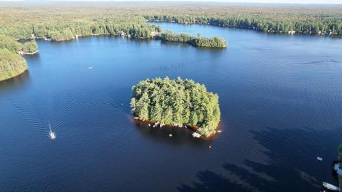 Brantingham Ski Chalet | The Stabbin Cabin on Grant Island, Brantingham Lake - HotTub, Boat, Pet Friendly