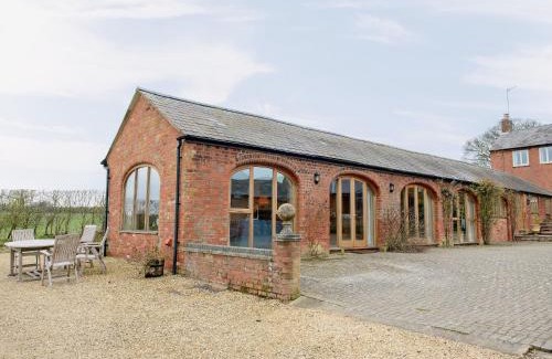 Pottersbury House | The Stables At Weedon Hill Farm