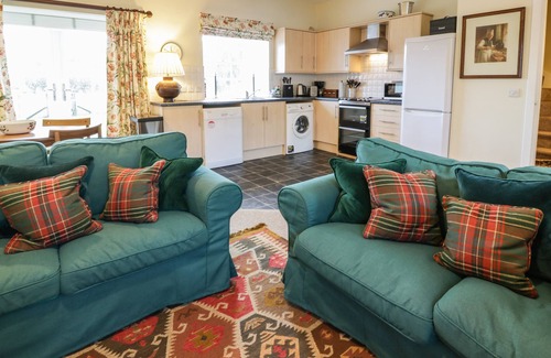 Newbridge Cottage | THE STABLES, romantic, with a garden in Dalswinton