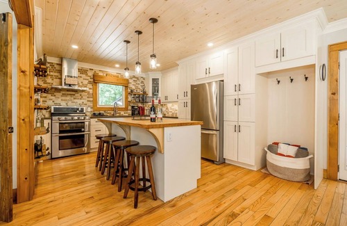 Torrance Cottage | The Stargazer - Wooded Treasure w/Hot Tub & Sauna